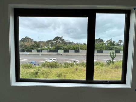 Westgate, 2 bedrooms + 1 Study +1.5 Bath +2 Heatpu - Photo 5