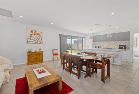 Modern 3 Bedroom Home in Sought-After Location - Photo 5