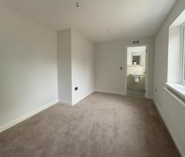 3 bedroom House To Let Total Size: 1045 SQ FT - Photo 3