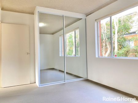 Furnished Two Bedroom Apartment in a quiet street - moments to UNSW, NIDA and Anzac Parade Amenities - Photo 3