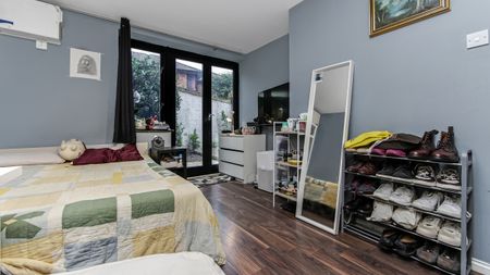 3 Bed flat with excelent transport links Room C - Photo 4