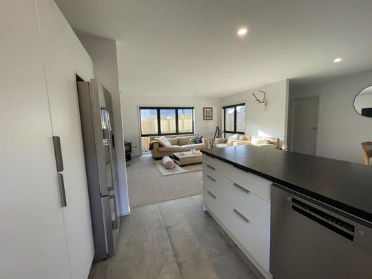 Modern family home - Photo 1