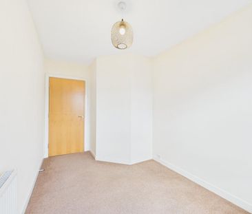 3 bedroom flat to rent - Photo 6