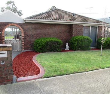 THREE BEDROOM HOME WITH LARGE ENTERTAINING AREA - Photo 2