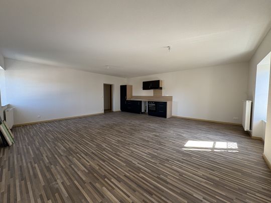 Location Appartement 4 pièces 104m² CHARLIEU 42190 - Photo 1