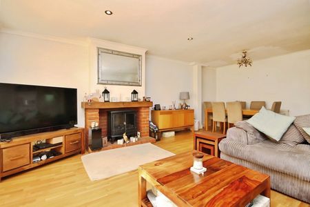 Church Street, Staines-upon-Thames, Surrey, TW18 4ZB - Photo 2