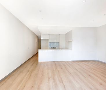 Bright and Spacious - Two Bedroom Apartment! - Photo 4