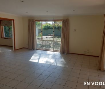 2 Southern Close, Chisholm ACT 2905 - House For Rent | Domain - Photo 2