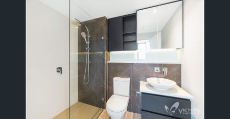 Water view three bedroom apartment for lease - Photo 3