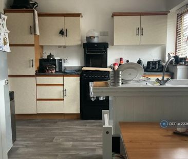 3 bedroom end of terrace house to rent - Photo 2