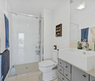 MODERN FULLY FURNISHED ONE BEDROOM APARTMENT - HEART OF PALM BEACH! - Photo 5