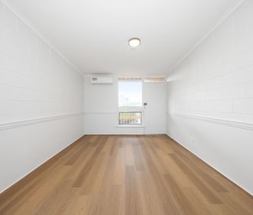 Fully renovated unit with private courtyard! - Photo 4