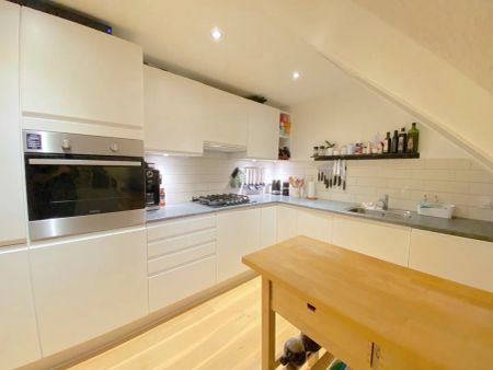 Rummelig lejlighed med karakter og central beliggenhed - Photo 5