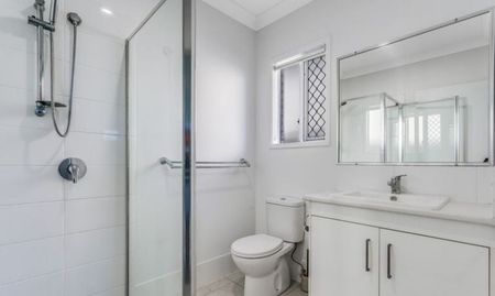 Stylish Family Sanctuary with Modern Comforts – A Must-See in Park Ridge! - Photo 2