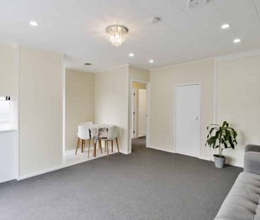 West Is Best – Cozy 2-Bedroom Standalone Home with Spacious Living - Photo 1