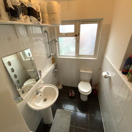 £800 PCM, All Bills and Wi-Fi Included, Furnished Ground Floor Double Room with En-Suite Bathroom in a Shared House in Amherst Street, Grangetown, Cardiff, CF11 7DR - Photo 3