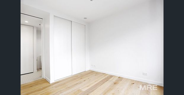 Spacious entertainer's delight - Photo 1