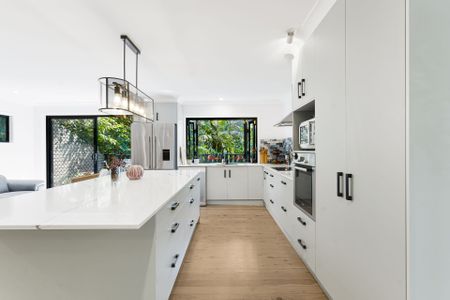 Family home in idyllic Pretty Beach - walk to water and school - Photo 5