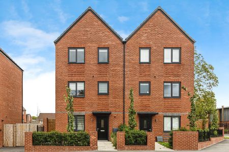 4 bedroom semi-detached house to rent - Photo 3