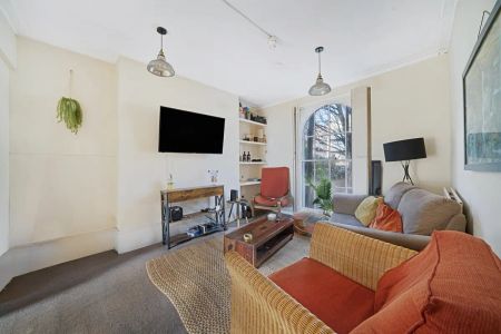 6 bedroom house in London - Photo 3