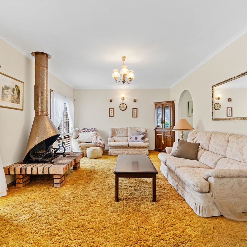 Modern Family Living in a Quiet, Sought-After Ruse Pocket - Photo 1