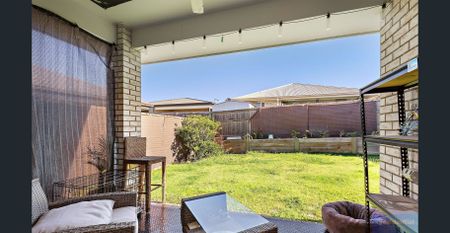 Stylish Family Sanctuary with Modern Comforts – A Must-See in Park Ridge! - Photo 4