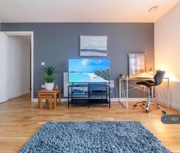 1 bedroom in a flat share to rent - Photo 2