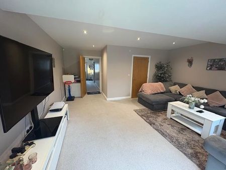 4 bedroom semi-detached house to rent - Photo 3