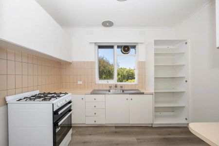 Recently Upgraded Neat & Bright 2 Bedroom close to Beach and Shops - Photo 4