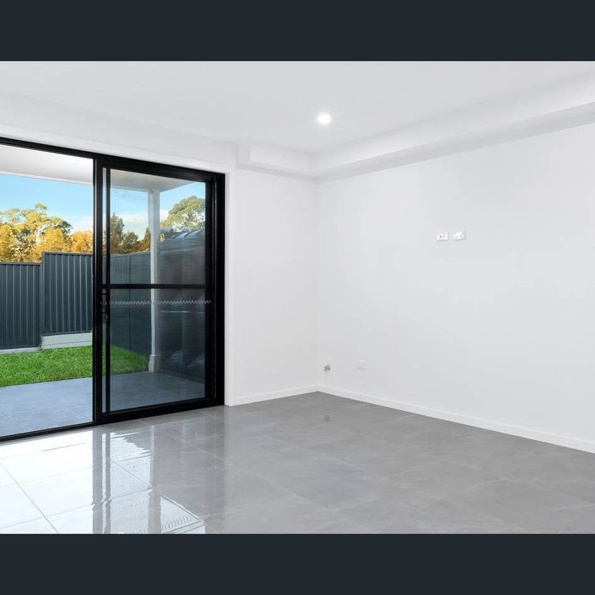 Four-Bedroom Townhouse - Walk to Schofields Train Station & Village shopping centre - Photo 1