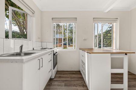 Light filled ground floor unit in New Farm, with water included. - Photo 4