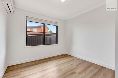 35 Rosedale Crescent, Dallas VIC 3047 - House For Rent | Domain - Photo 2