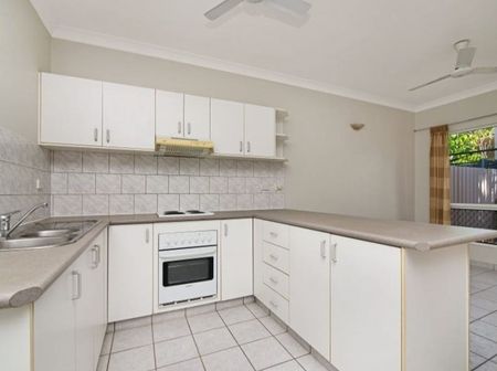 Ground level 2-bedroom unit with private courtyard - Photo 5