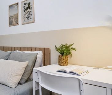 Room in a shared 11-bedroom apartment for rent in Sol, professional... - Foto 3