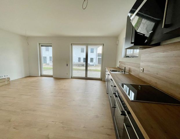 Traumhaftes Wohnen: 3-Zimmer-Erdgeschosswohnung mit Terrasse und Grünfläche in Osterhofen - Foto 1