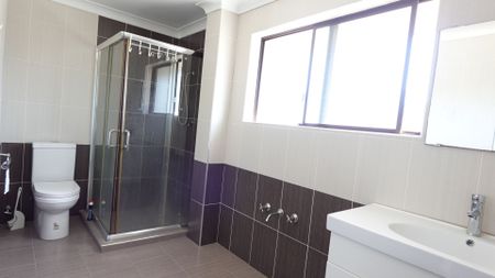 Stunning Renovated Townhouse – a Must-See! - Photo 4