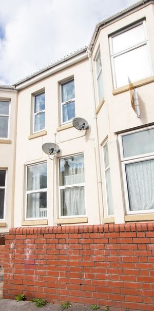 4 Bed Flat, Ordnance Road, SO15 - Photo 1