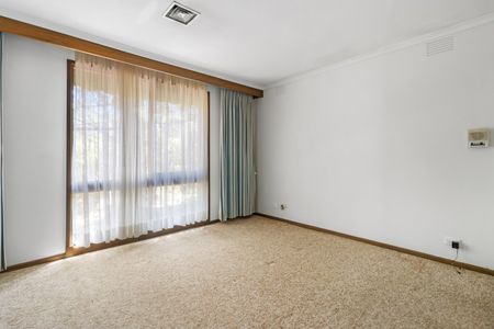 SPACIOUS FAMILY LIVING – PERFECT LOCATION - Photo 3