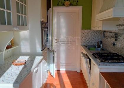 Ardeatina-Divino Amore: Quiet, charming rustic villa, big and well-curated garden, 3 beds, 1 study, 3 baths, living room, kitchen, with terraces , AC and parking space. Ref 2322