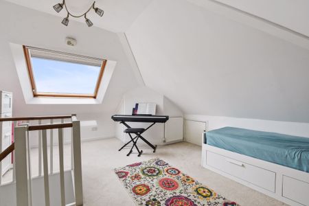 Chester Drive, Harrow - Photo 2