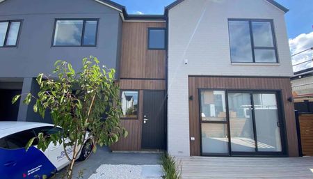 3 bedrooms with 2.5 bathrooms - Photo 3