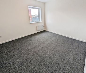 2 bedroom Flat To Let - Photo 2