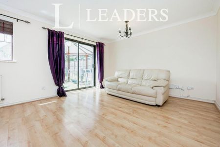 4 bedroom detached house to rent - Photo 2