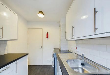 4 bedroom end of terrace house to rent - Photo 5