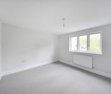 5 bedroom detached house to rent - Photo 2