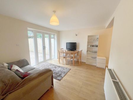 1 bedroom in a house share to rent - Photo 2