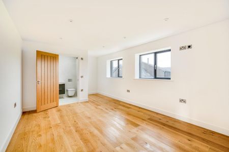 4 bedroom detached house to rent - Photo 4