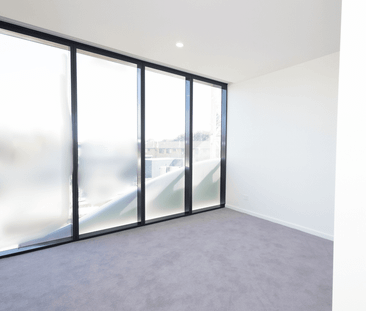 Your Gateway to the Broadwater - 2-Bed Darling Residence Awaits - Photo 5