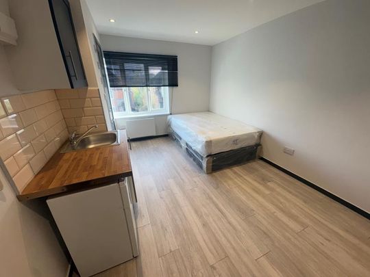 103 Raymond Crescent, GuildfordProperty for lettings - Seymours - Photo 1