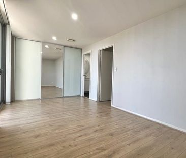 "Modern two bedroom apartment in well maintained complex" - Photo 2
